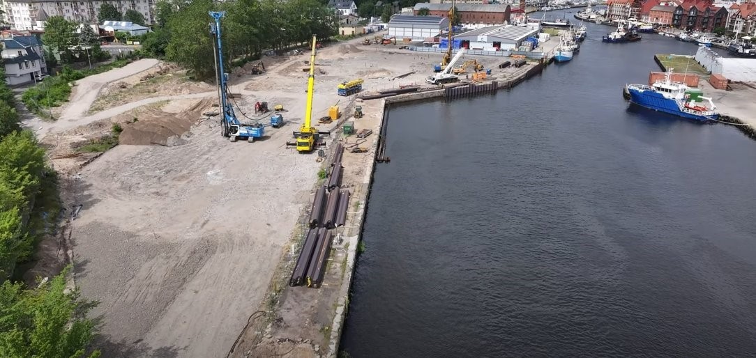 W porcie w Ustce powstaje baza operacyjno-serwisowa PGE Baltica, która została zaprojektowana tak, aby wkomponowywać się w turystyczny charakter miasta.