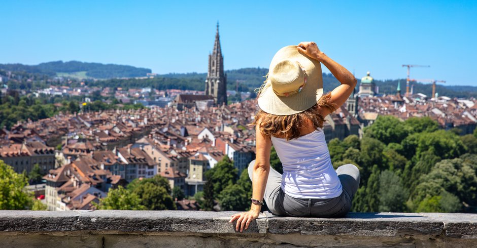 Kobieta siedząca na tle panoramy Berna, Szwajcaria
