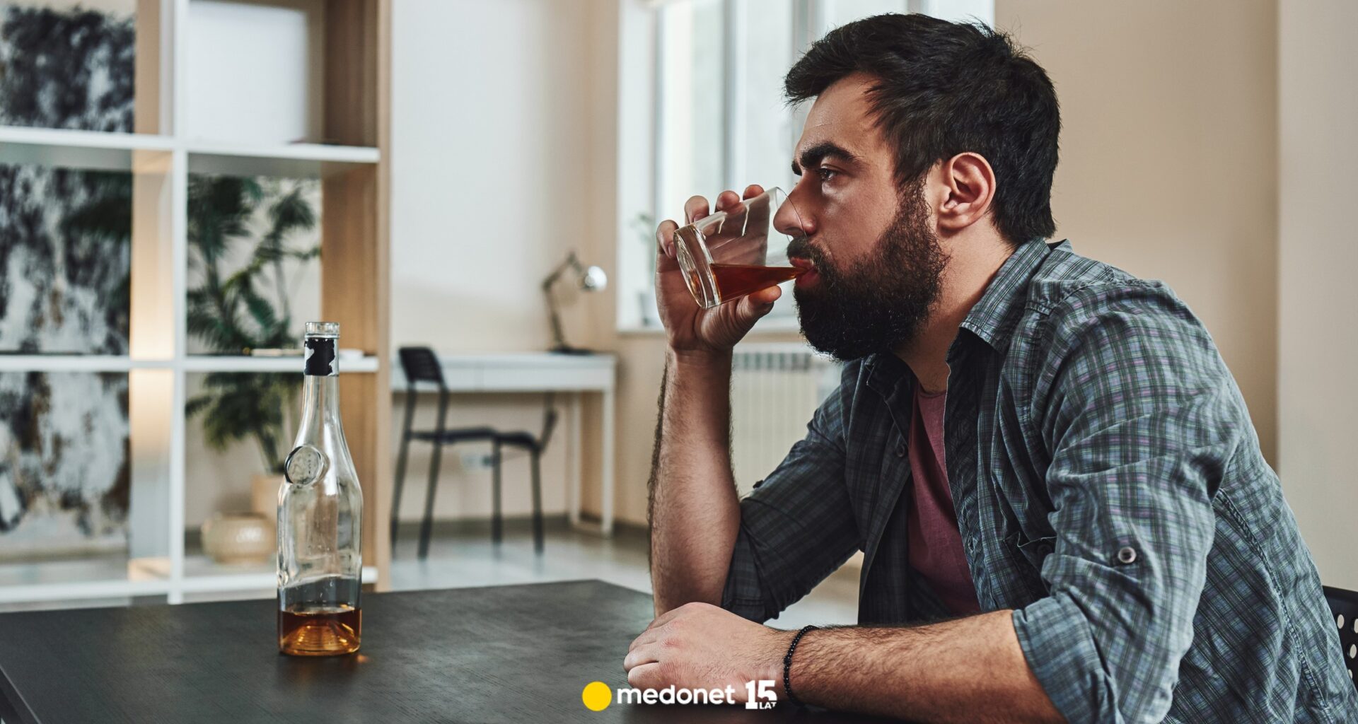 Aż 600 tys. Polaków uzależnionych od alkoholu. Prof. Wojnar: co piąty z nich to alkoholik wysokofunkcjonujący