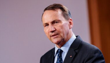 Spór o ambasadorów. Radosław Sikorski stawia warunek Karolowi Nawrockiemu