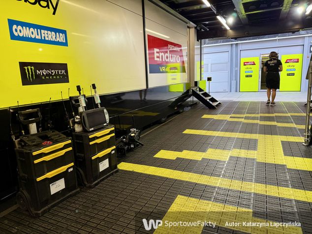 Przejście prowadzącego do garażu ekipy MotoGP