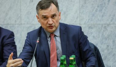 Zbigniew Ziobro zatrzymany. Policja wyprowadziła go z samolotu