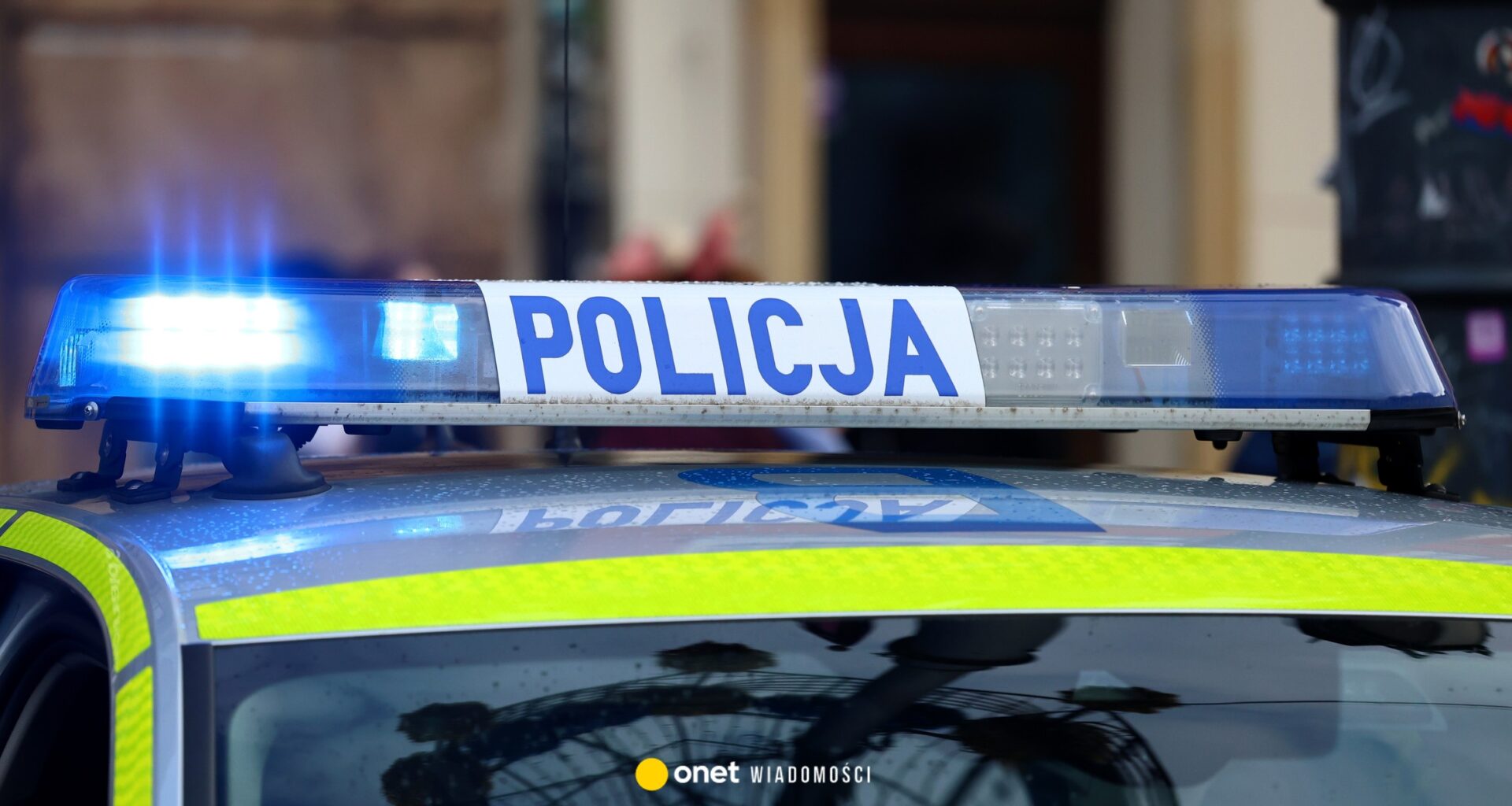 Nastolatka leżała na ławce w parku. Policjanci stoczyli walkę z czasem