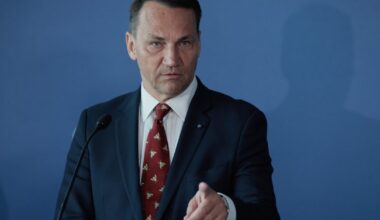 NATO ma działać szybciej. Polacy popierają propozycję Radosława Sikorskiego [SONDAŻ]