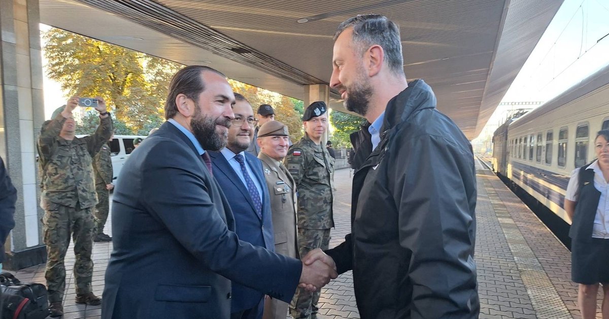 Niezapowiedziana wizyta szefa MON. Minister jest w Kijowie