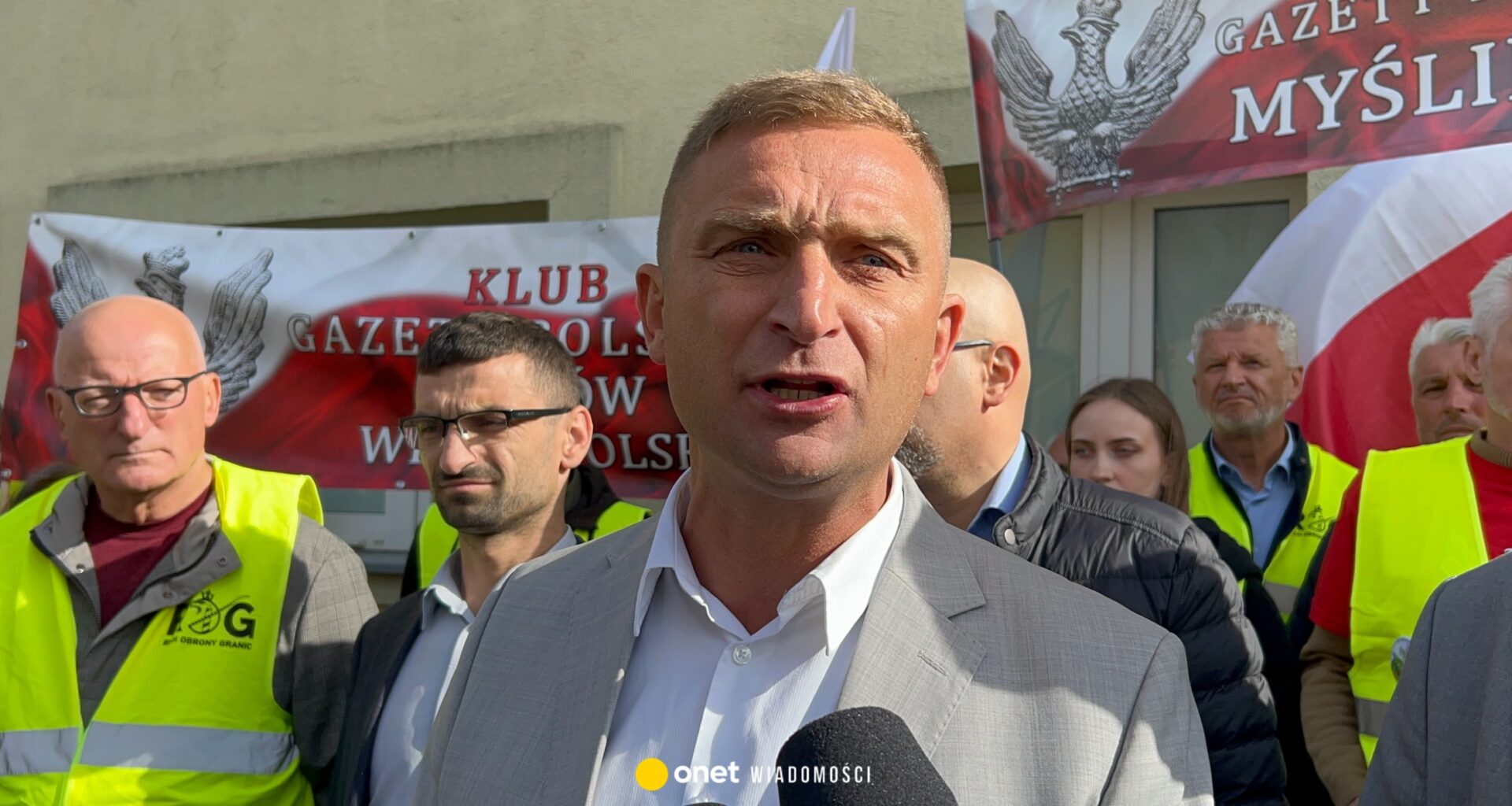 Robert Bąkiewicz bez aresztu, ale z nowym zarzutem. Na wiecu poparcia zawód. "Tylko wy przyszliście"