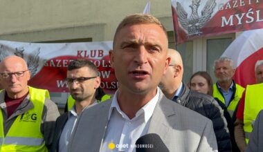 Robert Bąkiewicz bez aresztu, ale z nowym zarzutem. Na wiecu poparcia zawód. "Tylko wy przyszliście"