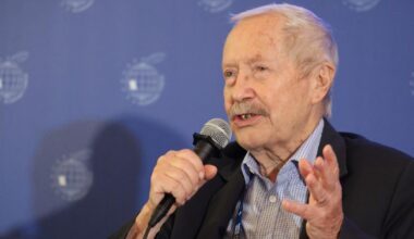 Były minister obrony narodowej Polski Janusz Onyszkiewicz
