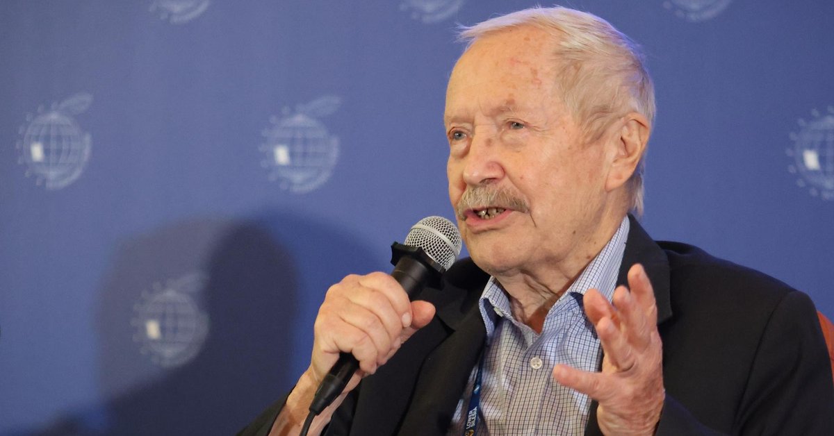 Były minister obrony narodowej Polski Janusz Onyszkiewicz