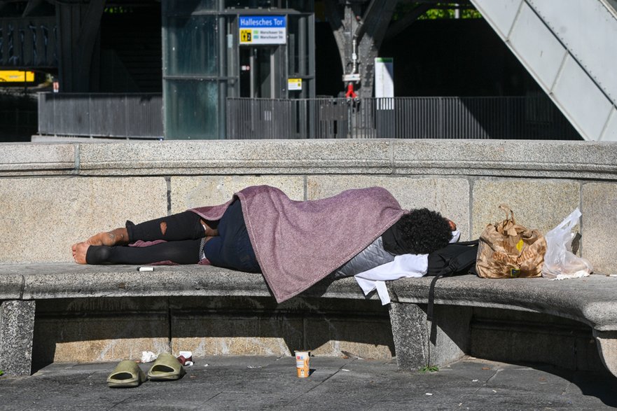 Osoba w kryzysie bezdomności na ulicy Berlina (zdjęcie poglądowe)