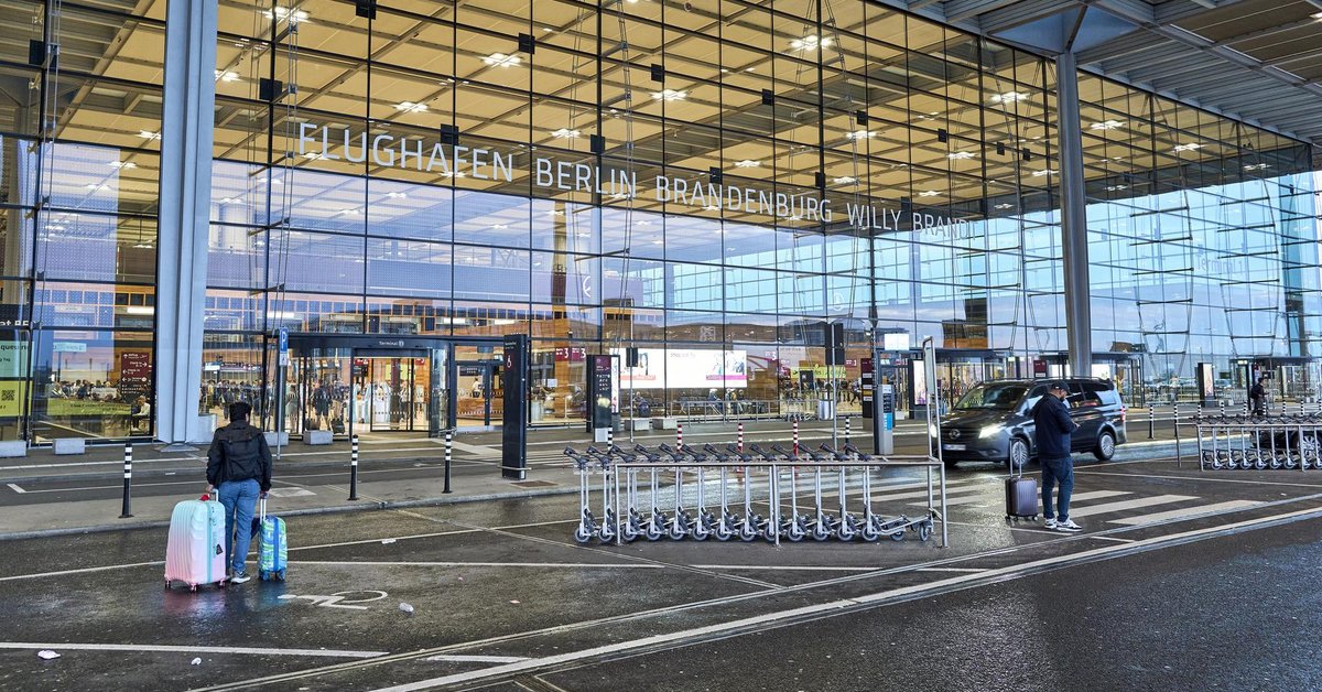 Wejście do głównego terminala lotniska BER w Berlinie