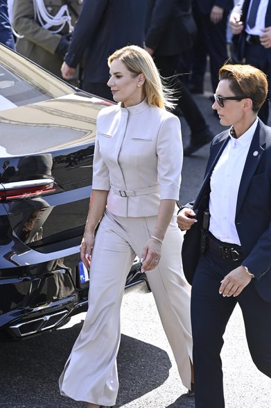 Marta Nawrocka często wybiera garnitury o charakterze mundurku