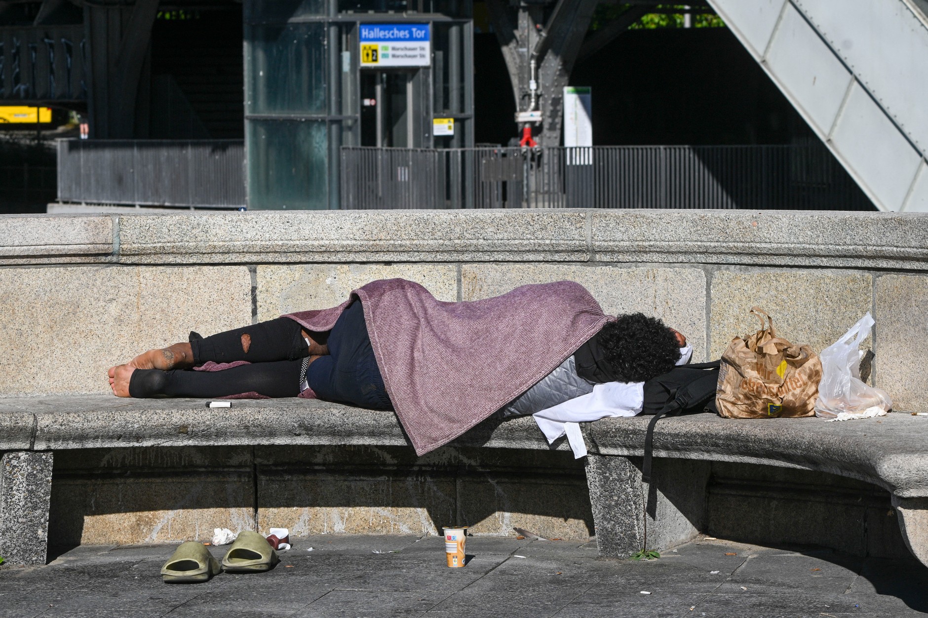 Osoba w kryzysie bezdomności na ulicy Berlina (zdjęcie poglądowe)