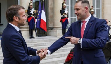 Zwrócił uwagę na gest Karola Nawrockiego. "Kolejne zdjęcie z palcem" - Onet