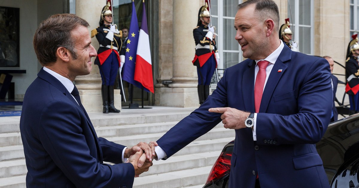 Zwrócił uwagę na gest Karola Nawrockiego. "Kolejne zdjęcie z palcem" - Onet