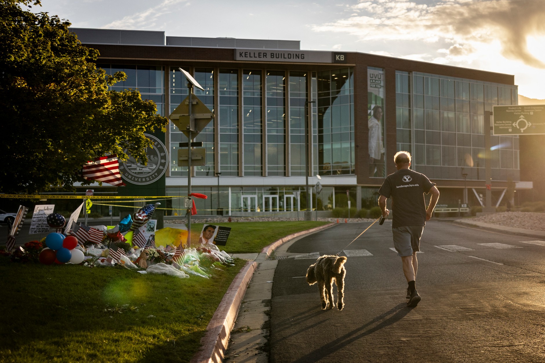 Biegacz mija miejsce pamięci poświęcone Charliemu Kirkowi na terenie Uniwersytetu Utah Valley w Orem, 13 września 2025 r.