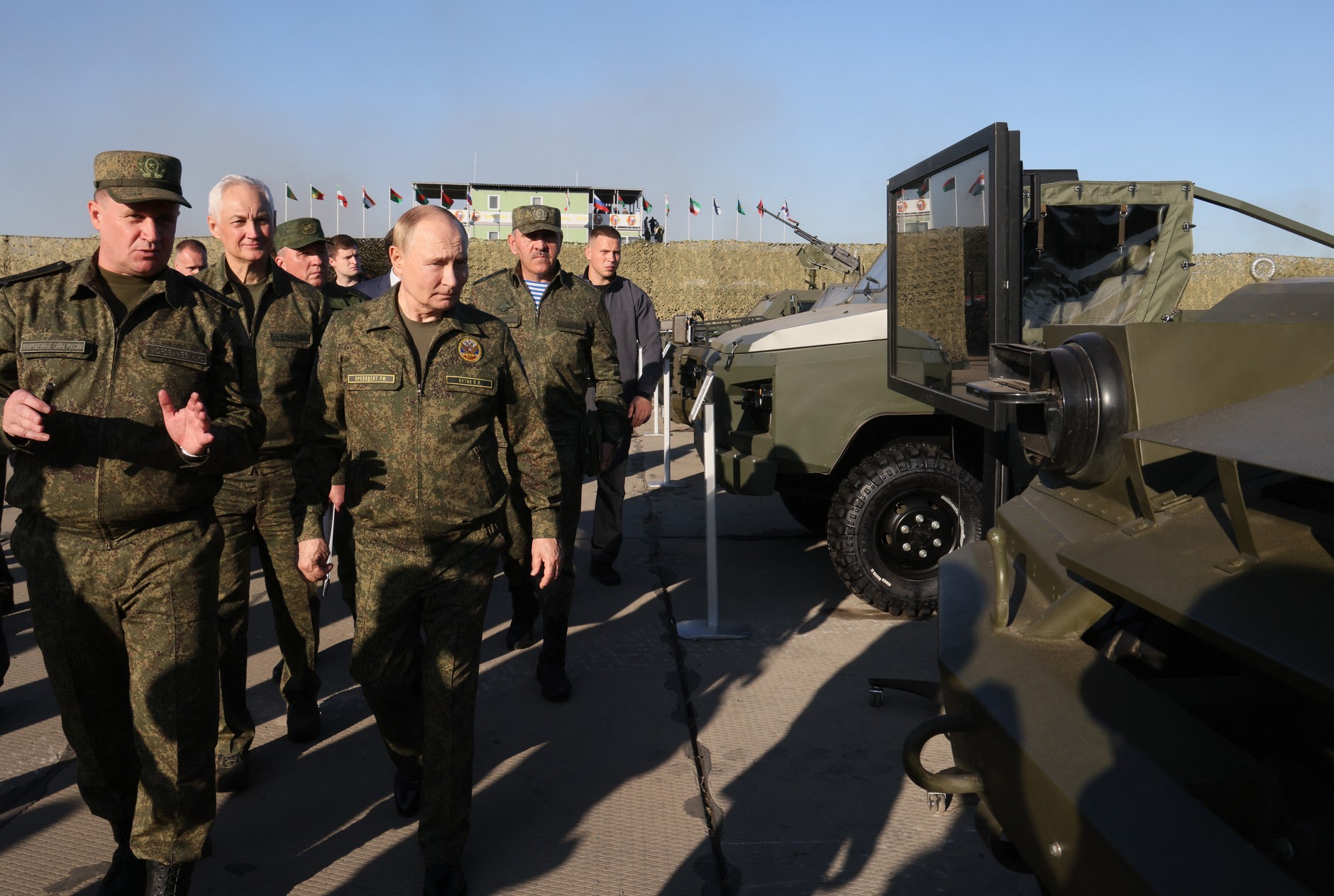 Władimir Putin ogląda wystawę sprzętu wojskowego podczas inspekcji wspólnych rosyjsko-białoruskich ćwiczeń wojskowych  Zapad 2025, 16 września 2025 r.