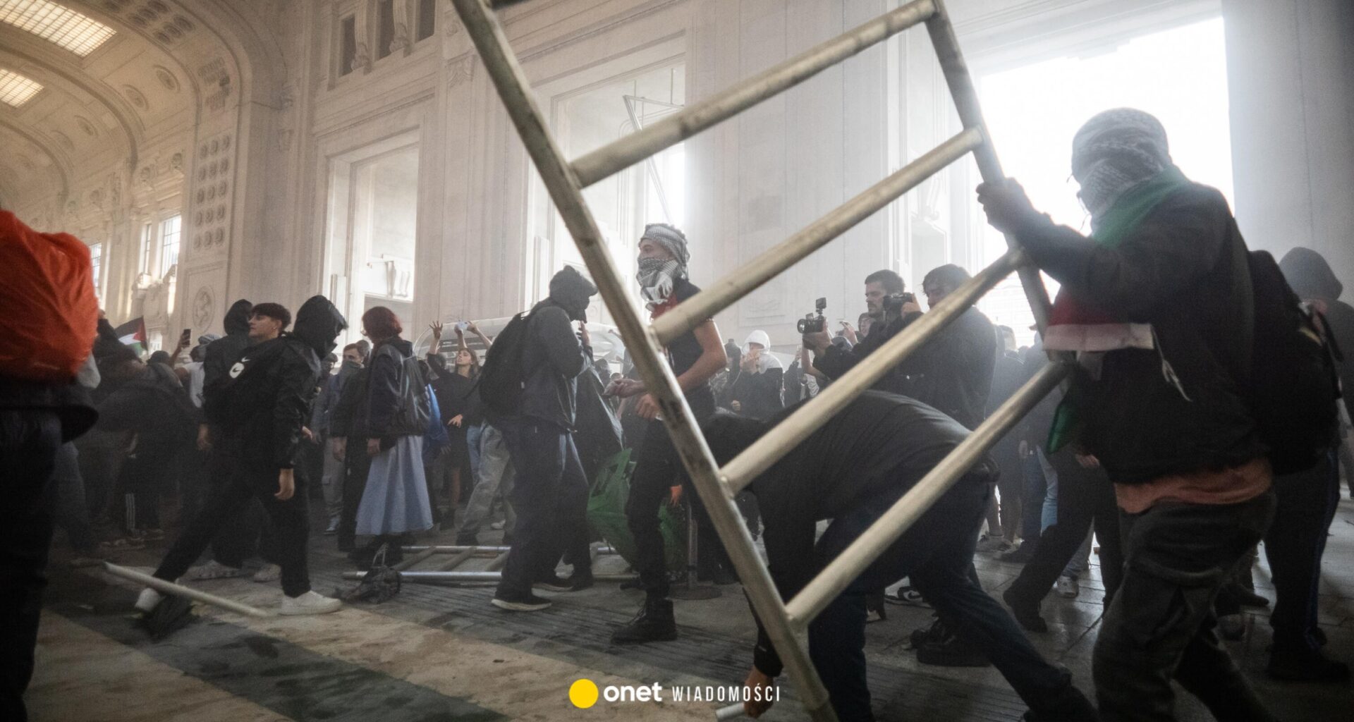 Starcia z policją i szturm na dworzec. Wstrząsające sceny w Mediolanie