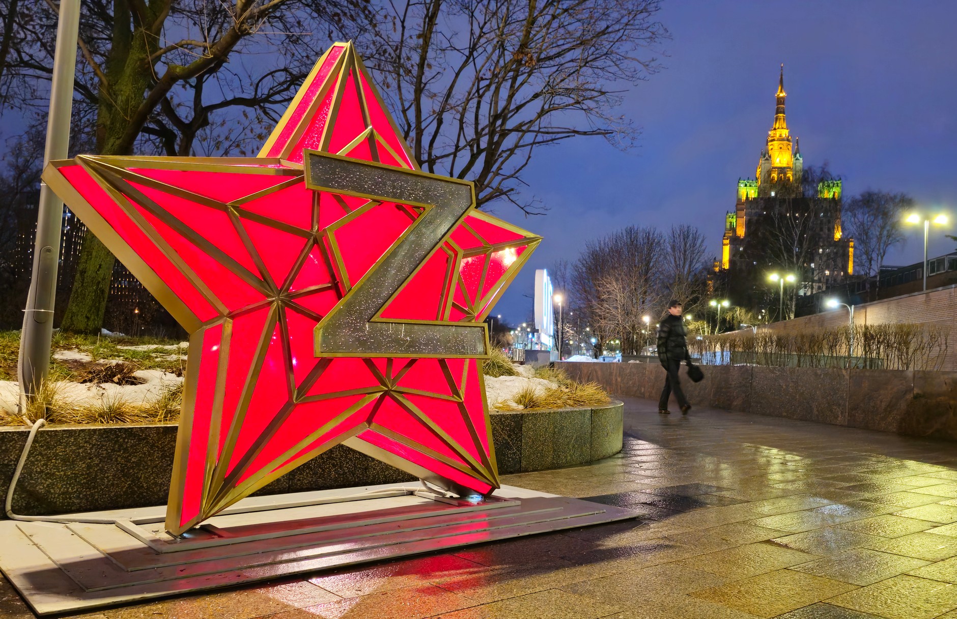 Ludzie przechodzą obok gigantycznej plastikowej dekoracji przedstawiającej radziecką czerwoną gwiazdę z literą "Z", symbol rosyjskiej agresji na Ukrainę, zainstalowanej przed ambasadą Stanów Zjednoczonych, 8 stycznia 2024 r.