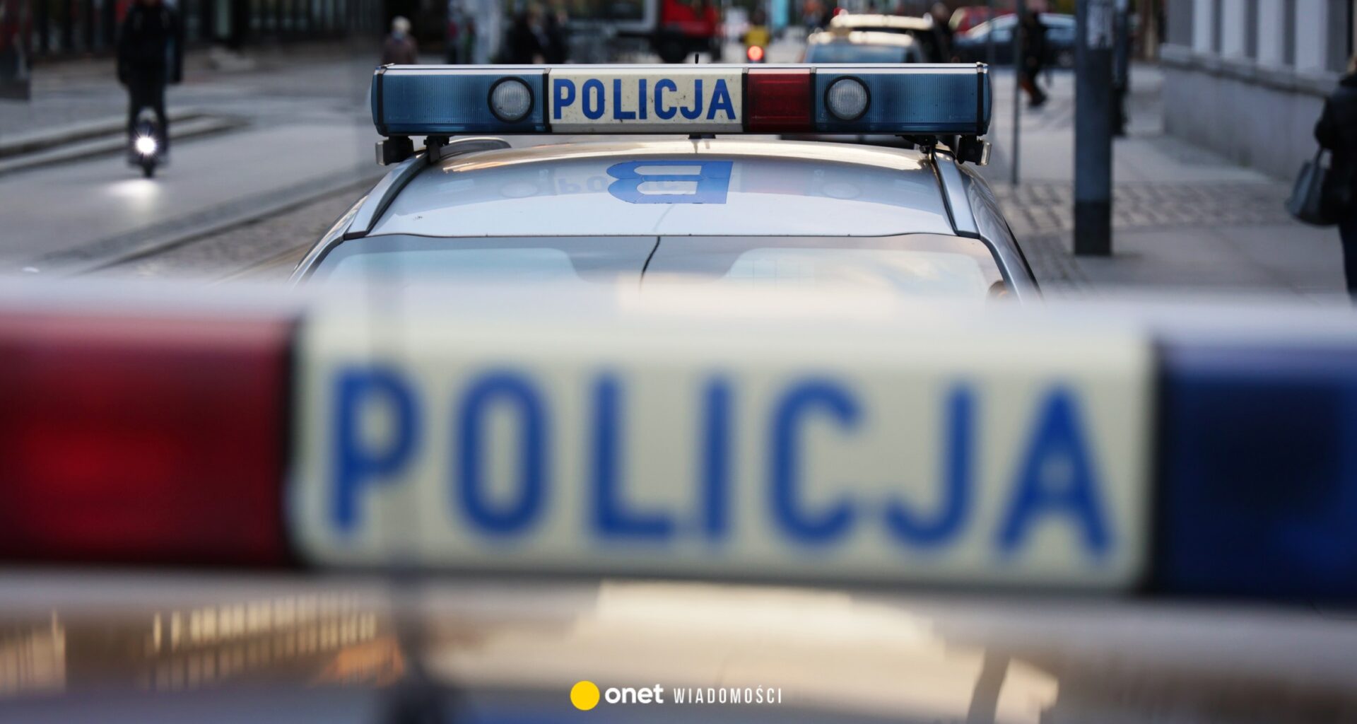 Paczka z migającą diodą przed sklepem. Akcja służb na Dolnym Śląsku