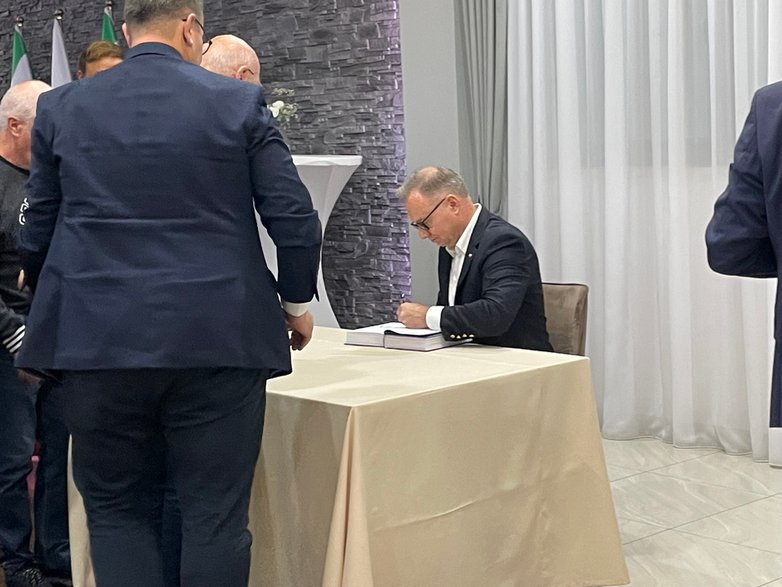 Andrzej Duda podpisujący książki w Myślenicach