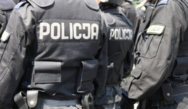 Policjanci zatrzymani za skucie zabójcy. Jest orzeczenie sądu w głośnej sprawie