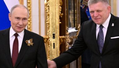 Władimir Putin, prezydent Rosji, i Robert Fico, premier Słowacji, na Kremlu. Moskwa, 9 maja 2025 r.
