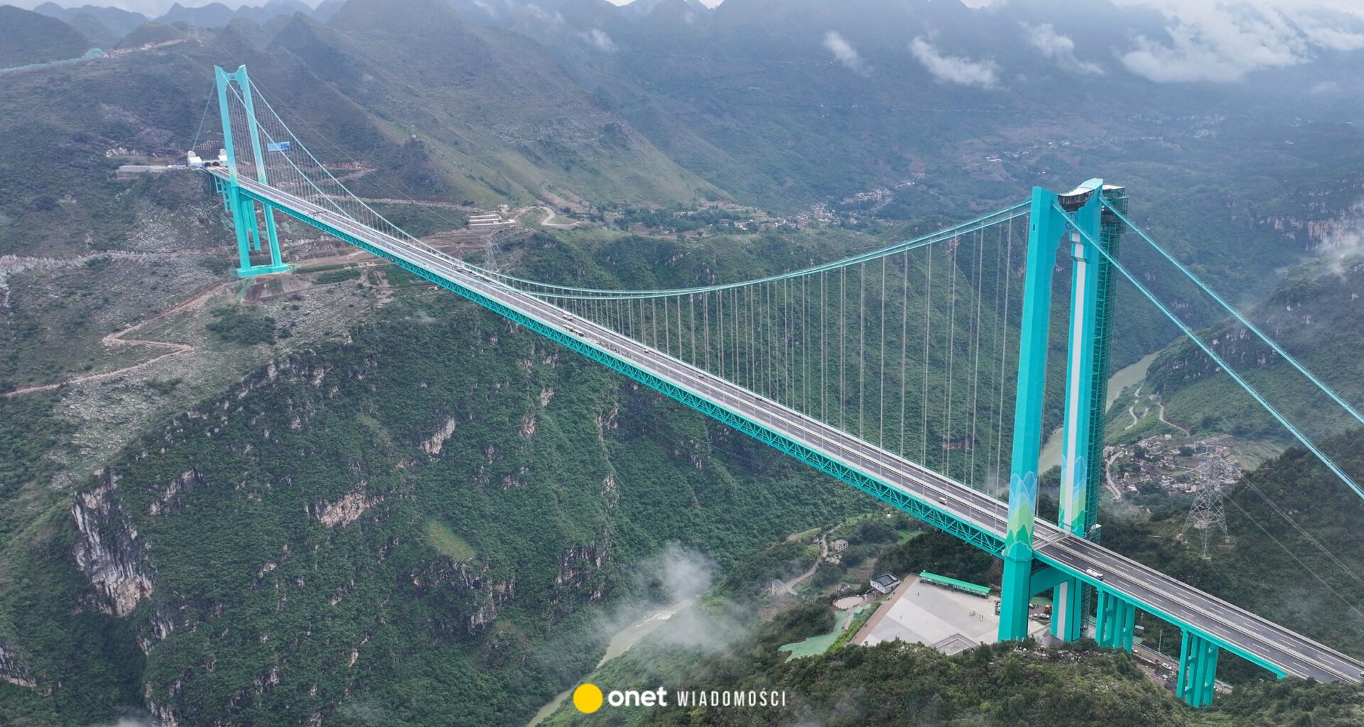 Chińczycy pobili rekord świata. Zbudowali najwyższy most. Spektakularny widok [WIDEO]
