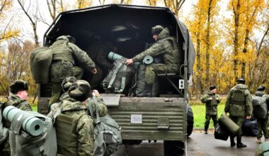 "Byłem pijany, obudziłem się na wojnie". Łapanki rodem z ZSRR. Oto nowa perfidna metoda Putina. "Zabrali go z łóżka, nie pozwolili mu się nawet ubrać"