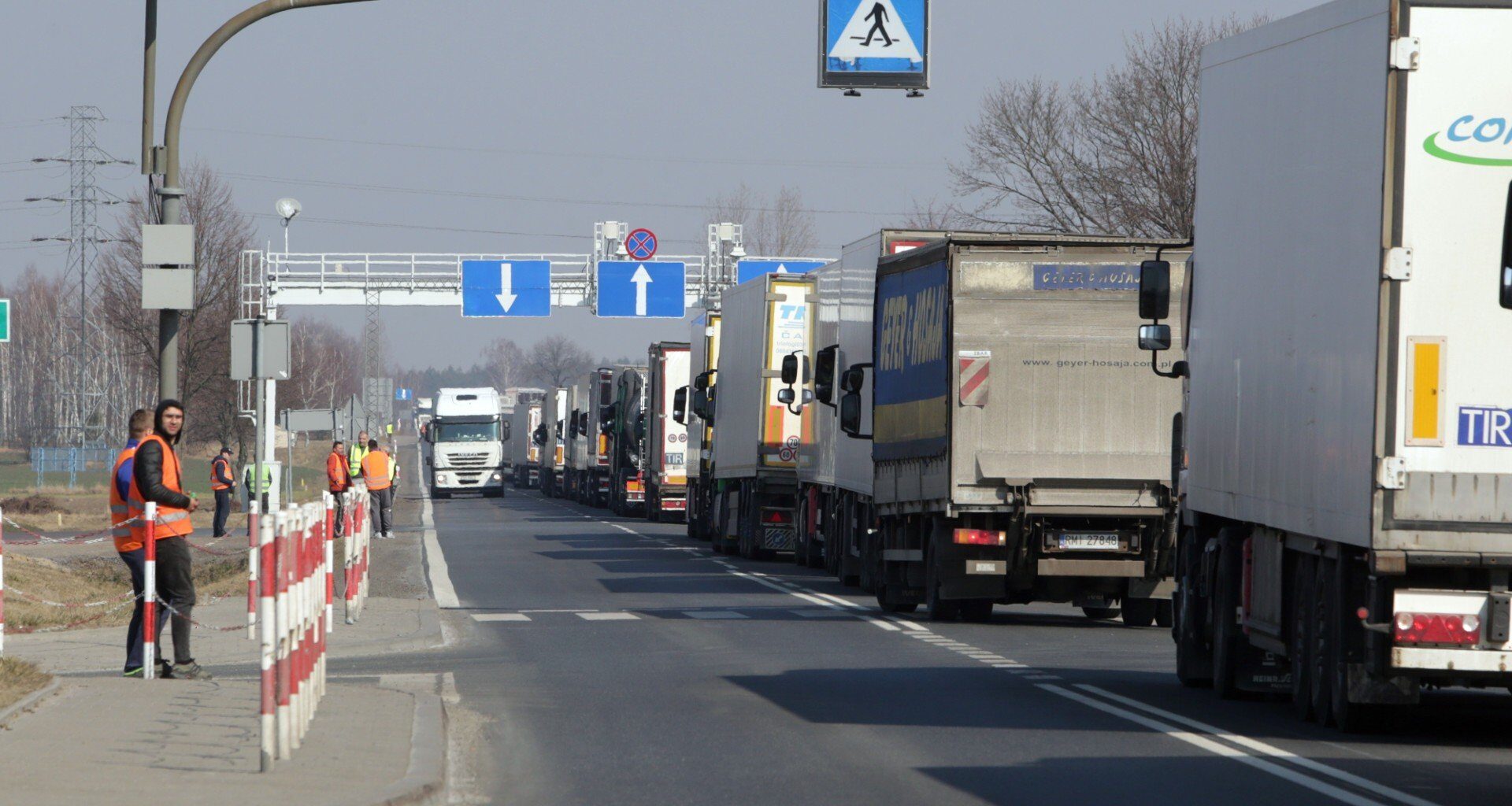Polscy kierowcy utknęli w pułapce. 450 euro za dobę postoju - Strefa Biznesu