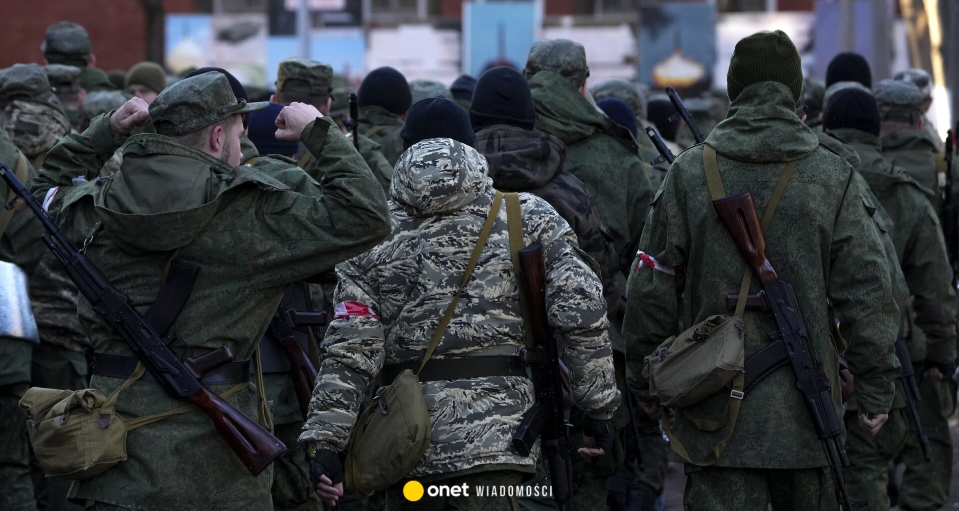 "Atmosfera była przerażająca". Uciekli z armii Putina. Wyjawiają jej najmroczniejsze sekrety. "Jeden z poborowych zastrzelił się w okopie. Nie mógł tego znieść"