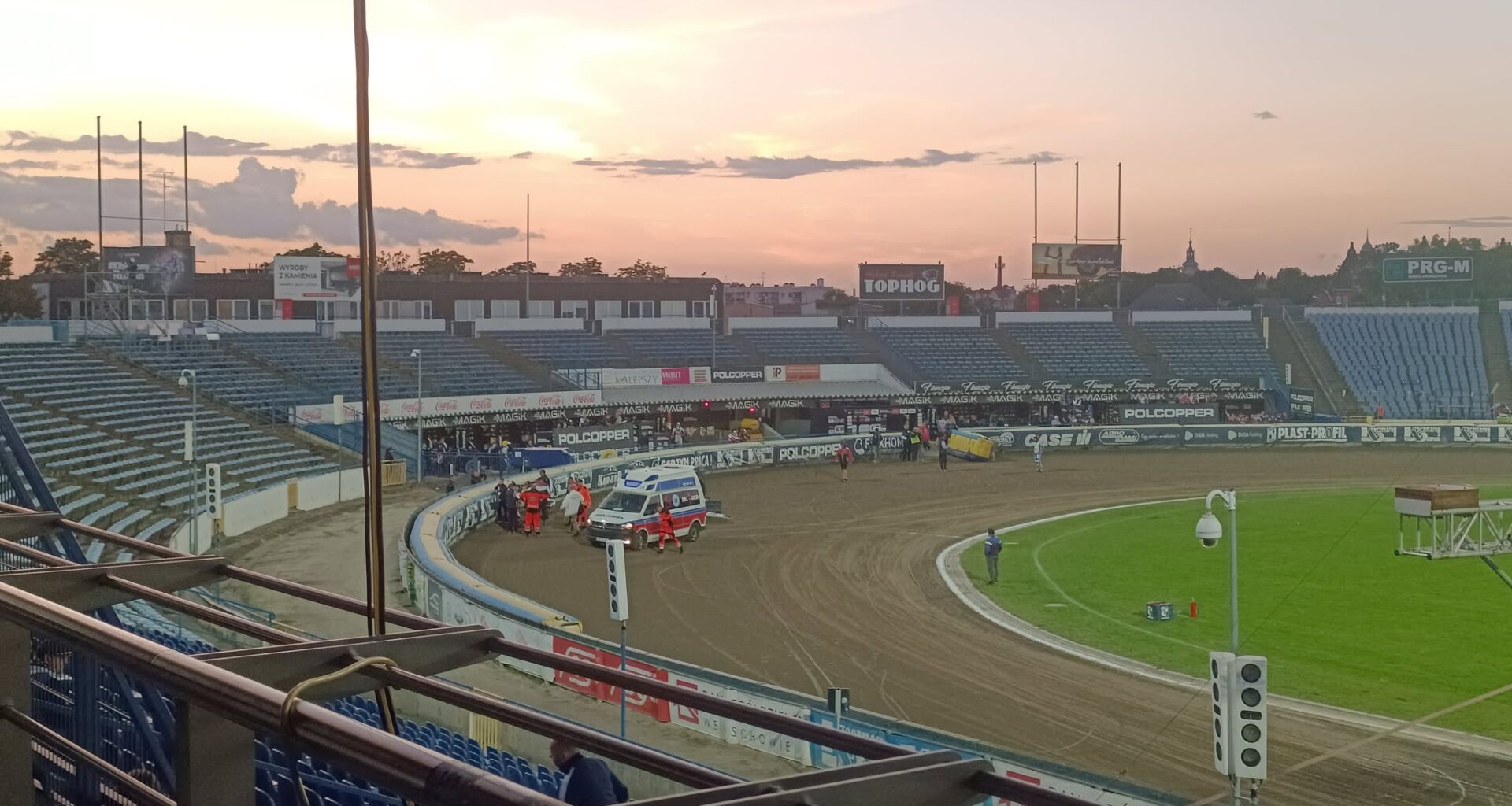 Groźny upadek wychowanka Polonii w Lesznie! Karetka na torze