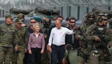 Premier Donald Tusk i szefowa KE Ursula von der Leyen podczas wizyty na granicy polsko-białoruskiej