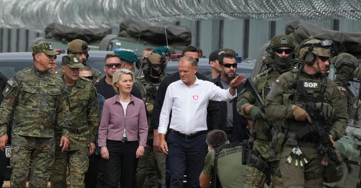 Premier Donald Tusk i szefowa KE Ursula von der Leyen podczas wizyty na granicy polsko-białoruskiej