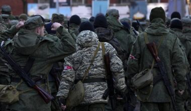 "Atmosfera była przerażająca". Uciekli z armii Putina. Wyjawiają jej najmroczniejsze sekrety. "Jeden z poborowych zastrzelił się w okopie. Nie mógł tego znieść"