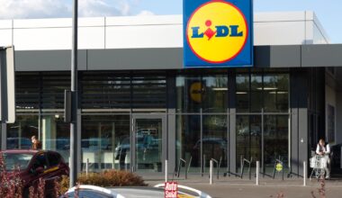 Czy można dostać 5 tys. zł kary za spalinowe auto pod Lidlem i Biedronką? Wyjaśniamy