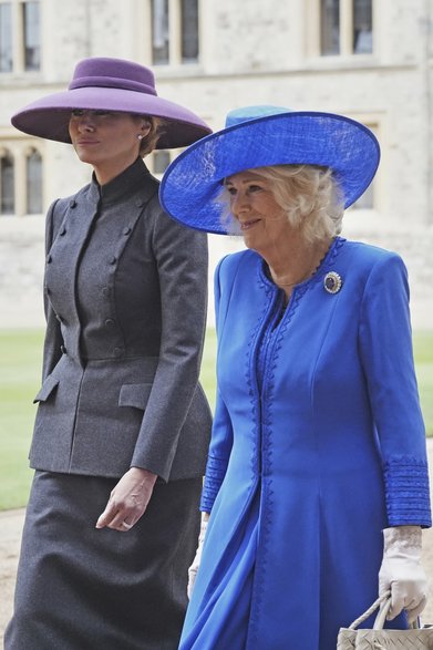 Melania Trump (po lewej stronie) i Królowa Kamila