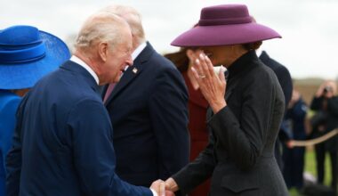 Melania Trump (po lewej stronie) i Królowa Kamila