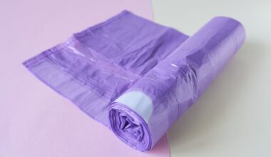 Fioletowe worki na śmieci już od października. Co trzeba do nich wrzucać?