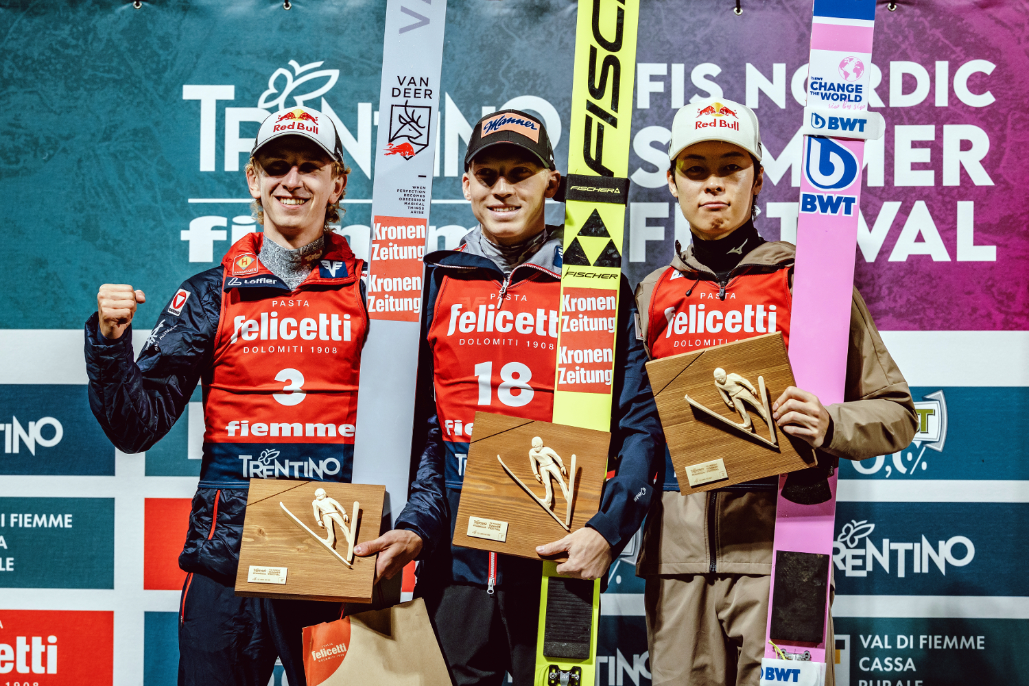 Zwycięstwo Hoerla na normalnej skoczni