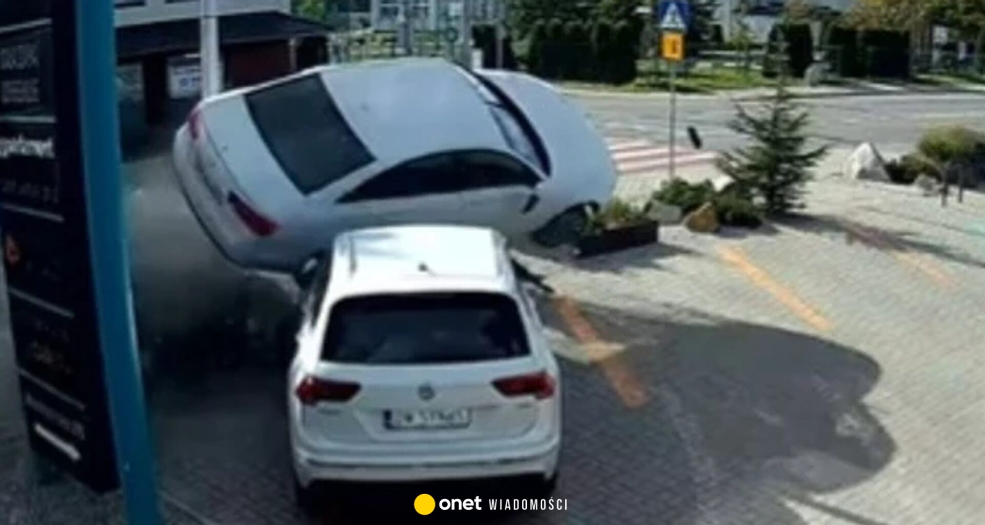 Samochód wyleciał w powietrze i runął na ziemię. "Jak z filmu akcji" [WIDEO]