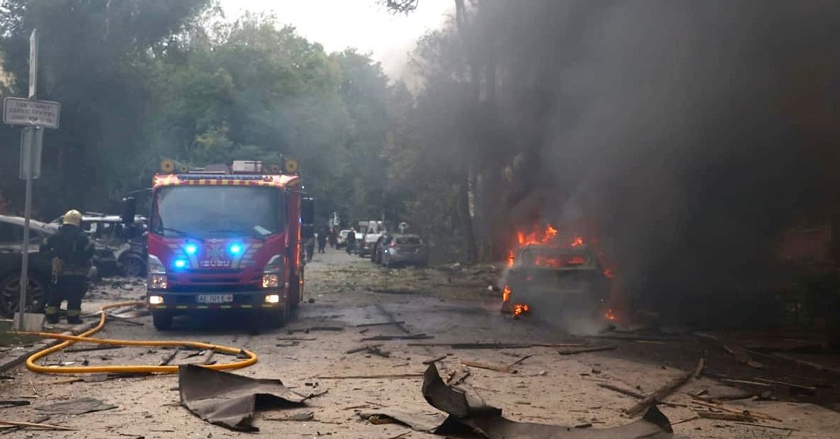 Zmasowany atak Rosjan na Dniepr, jest wielu rannych. Wołodymyr Zełenski pokazał zdjęcia - Onet
