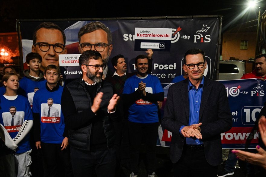 Garwolin, 13.10.2023. Kampania wyborcza do parlamentu. Premier Mateusz Morawiecki i prezes Rządowej Agencji Rezerw Strategicznych (RARS) Michał Kuczmierowski