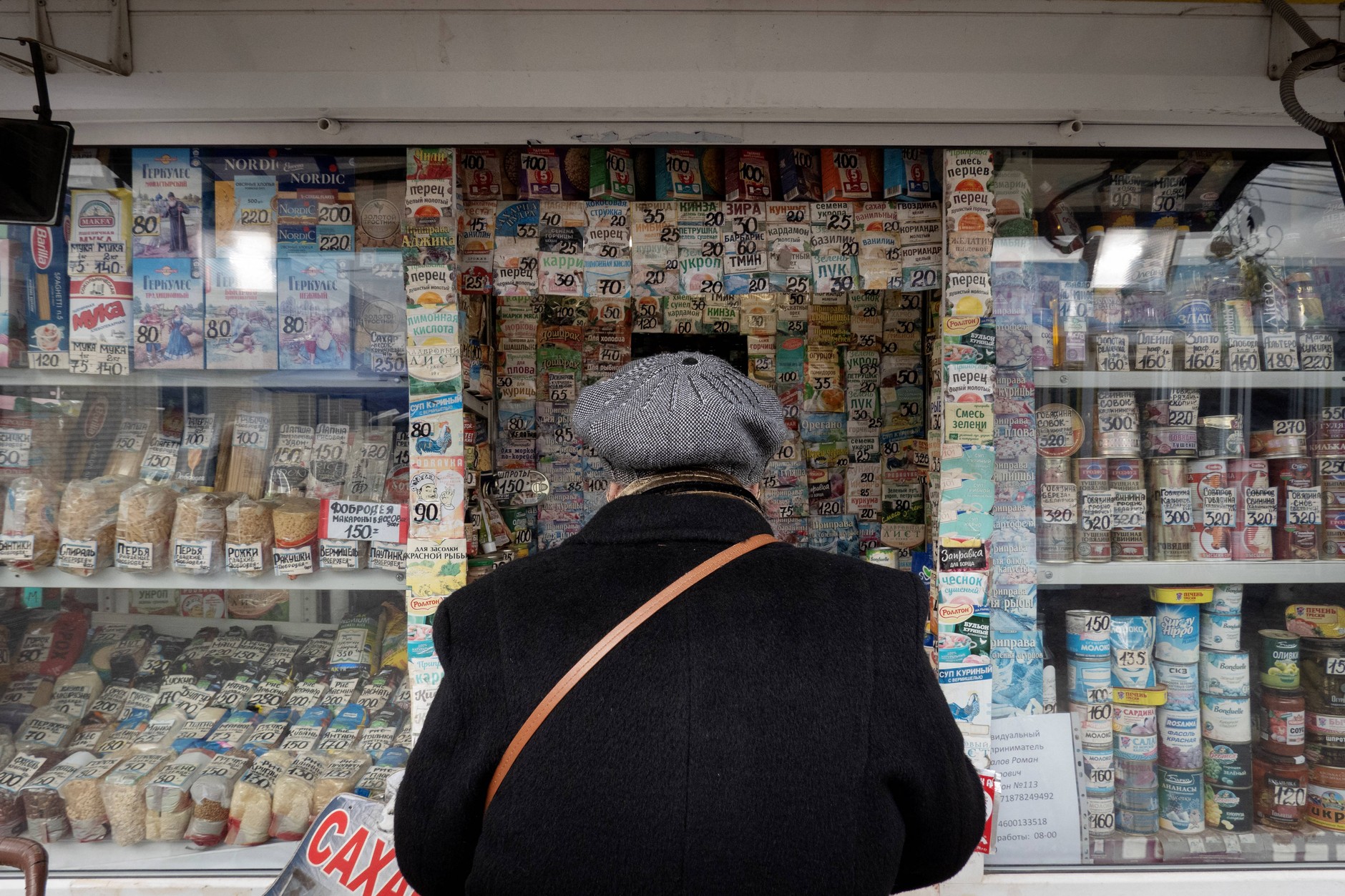 Kobieta robiąca zakupy spożywcze na targu w Moskwie, 10 października 2023 r.