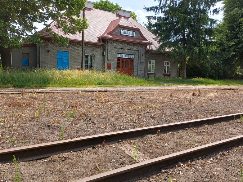 Dworzec kolejowy w Rawie Mazowieckiej – wybudowany na potrzeby Kolei Rogowskiej – od strony torów