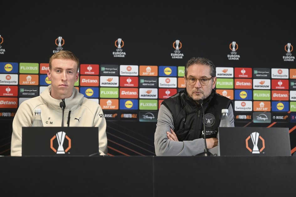 Thomas Thomasberg i Adam Buksa przed meczem Midtjylland z Fenerbahce w styczniu 2025 r.