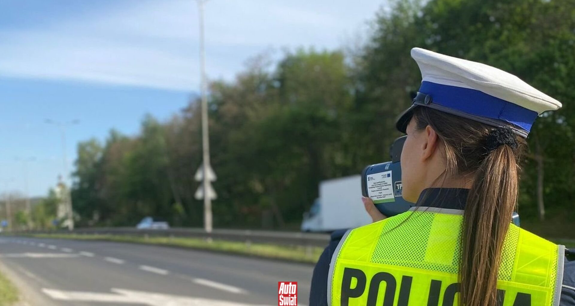 Jak w ogóle można dostać mandat 500 zł i 12 pkt za telefon? Policja ma sposób
