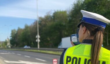 Jak w ogóle można dostać mandat 500 zł i 12 pkt za telefon? Policja ma sposób