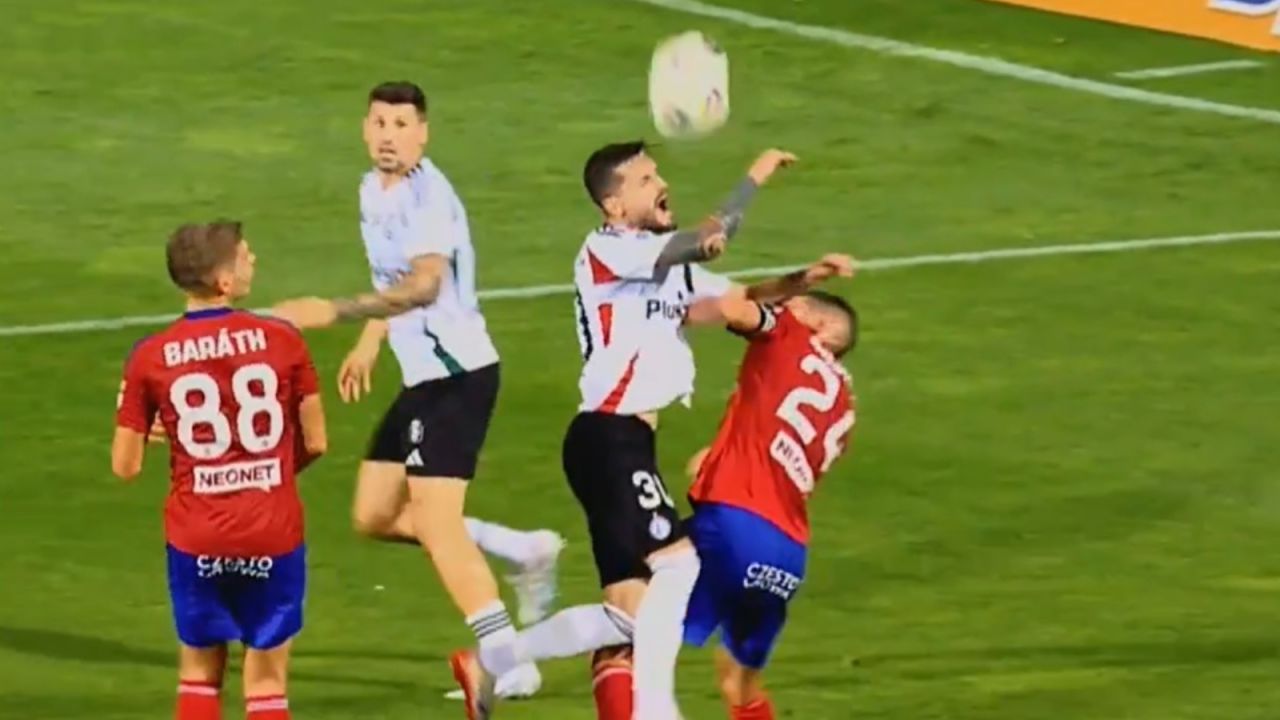 Sędziowie wypaczyli hitowy mecz Ekstraklasy. Z niesłusznego karnego Raków strzelił Legii na 1:1 - sport.tvp.pl