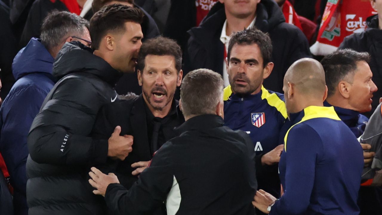 Diego Simeone ukarany za scysję z kibicem Liverpoolu. Słodka zemsta Arne Slota - sport.tvp.pl